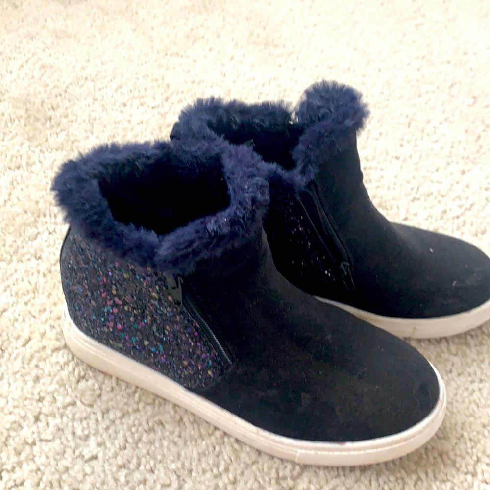 Slightly worn girls' fashion boots. All weather. Worn 2xs.